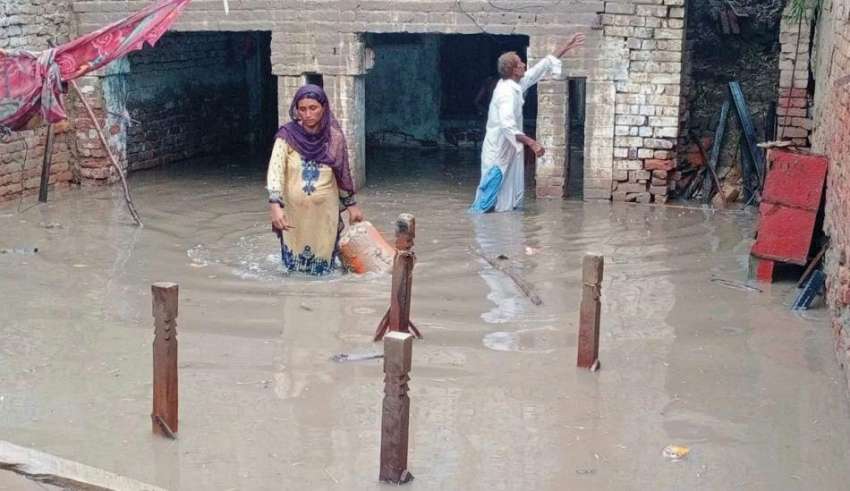 جیکب آباد، طوفانی بارش کے باعث گھروں میں پانی داخل ہونے ..