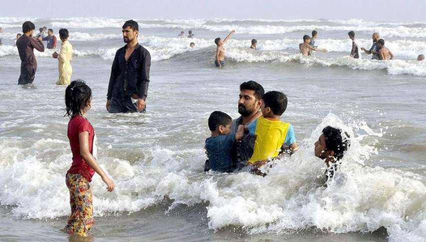کراچی، شہر قائد میں سخت گرمی کے باعث شہری سی ویو کے ساحل ..