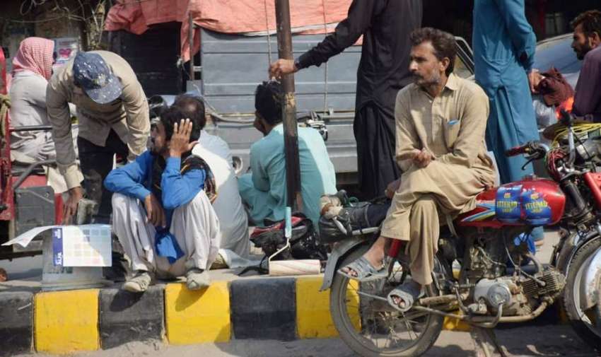 لاہور، مزدور کام نہ ہونے کے باعث پریشان بیٹھے ہیں۔