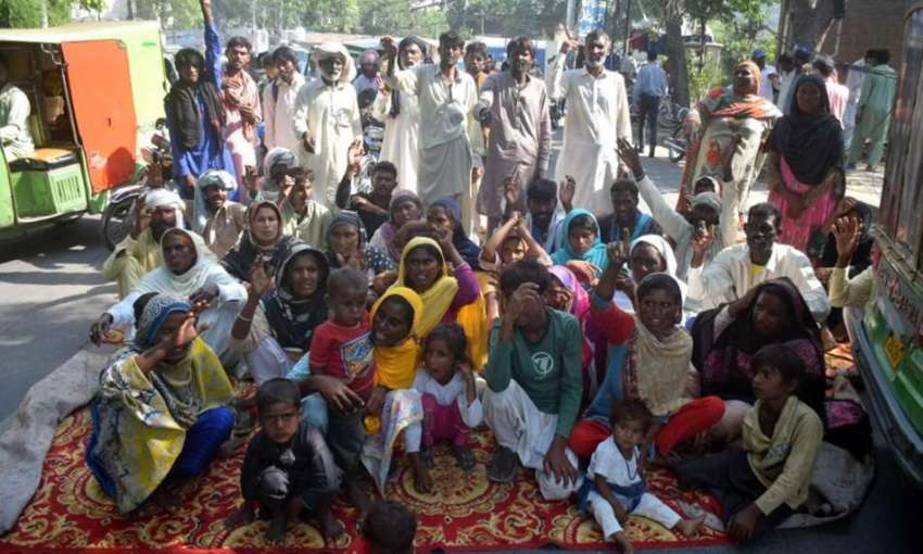 لاہور، بھٹہ مزدور اپنے مطالبات کے حق میں احتجاج کر رہے ہیں۔
