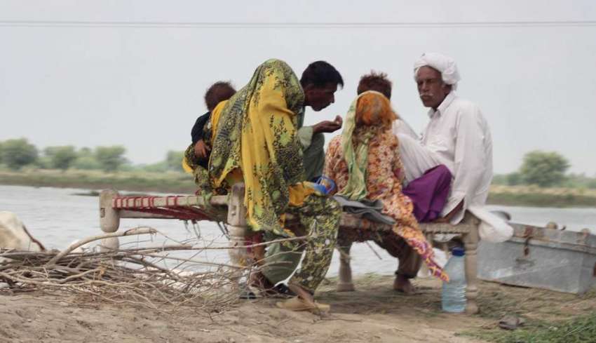 فاضل پور، سیلاب کی تباہ کاریوں کے باعث خاندان کے افراد کھلے ..