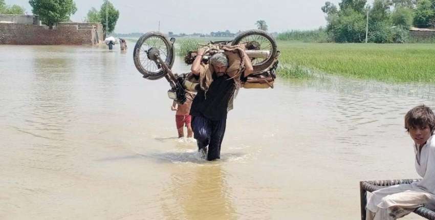 جیکب آباد، بگھیو گوٹھ میں سیلاب متاثرہ شخص اپنی موٹر سائیکل ..