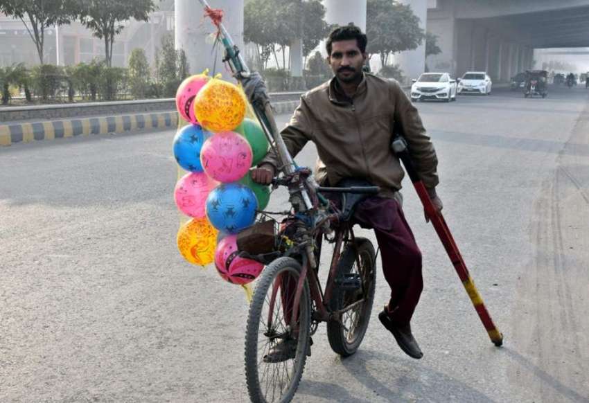 لاہور، محنت میں عظمت ہے، ایک معذور شخص سائیکل پر فٹبال فروخت ..
