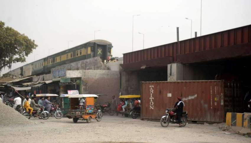 لاہور، ایک موریہ پل کے قریب تعمیراتی کام تعطل کا شکار ہونے ..