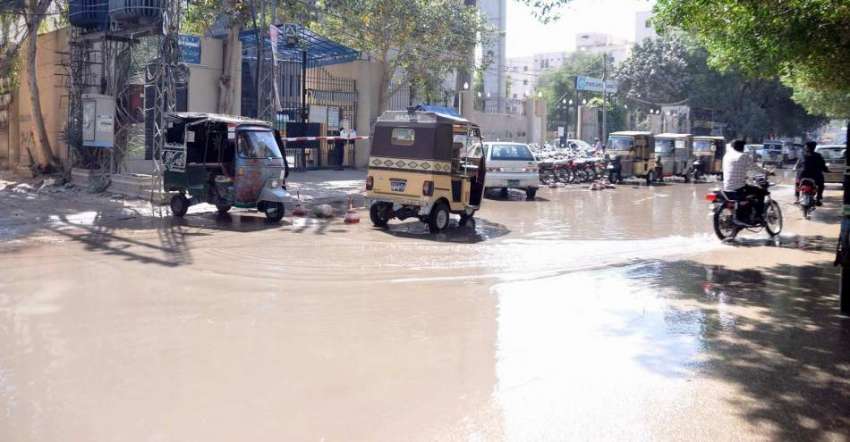حیدرآباد، نیاز سٹیڈیم روڈ پر سیوریج کا گندہ پانی جمع ہے ..
