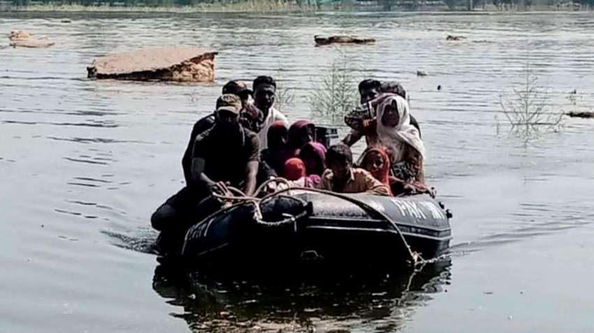 ایس ایس یو کمانڈوز سیلاب متاثرین کو کشتی پر محفوظ مقام پر ..