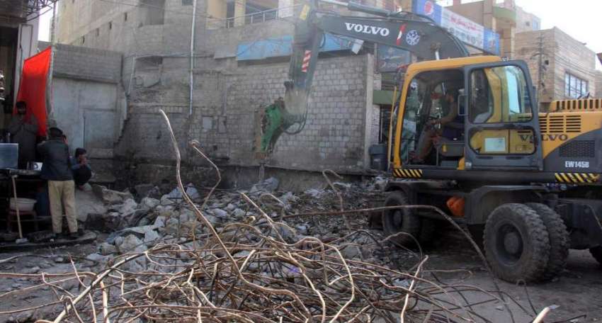 کراچی، شیر شاہ پراچہ چوک پر نالے کی بحالی کا کام جاری ہے۔