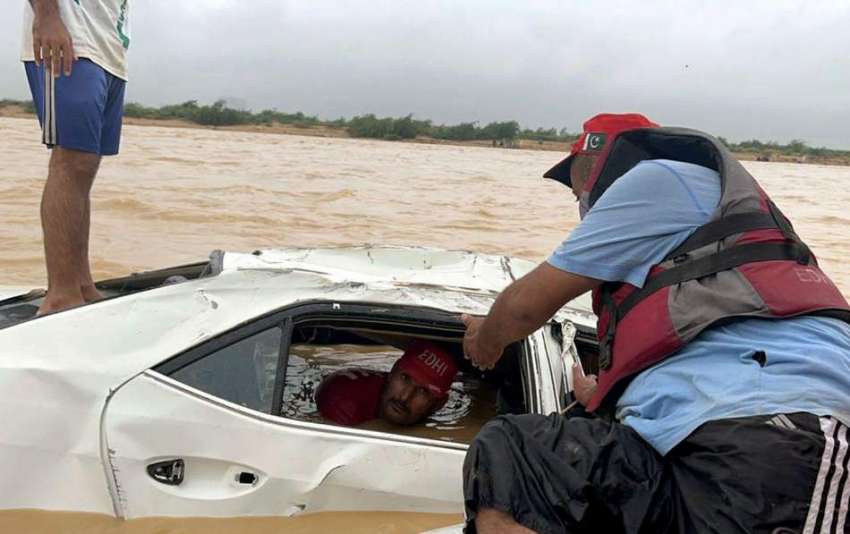 کراچی، ملیر ندی میں ڈوبنے والی کار کو فلاحی ادارے کے رضاکار ..