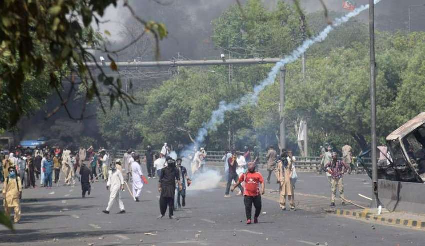 لاہور، تحریک انصاف کے مشتعل کارکن کینال روڈ پر پولیس پر ..