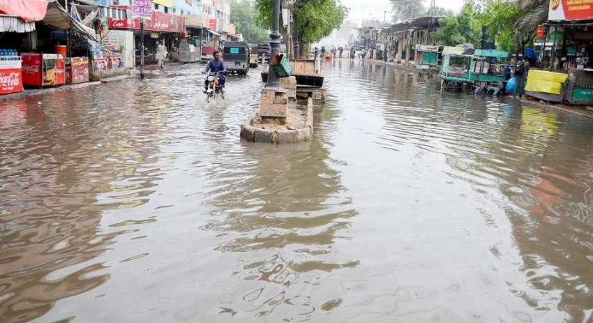 حیدرآباد، بارش کے بعد مصروف ریلوے سٹیشن روڈ پانی میں ڈوبا ..