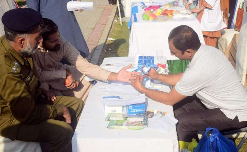 لاہور، ذیابیطس کے عالمی دن کے موقع پر لگائے گئے میڈیکل کیمپ ..