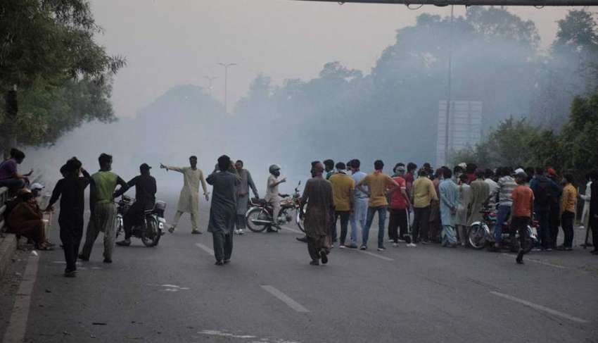 لاہور، تحریک انصاف کے کارکنوں نے مال روڈ کا راستہ بند کر ..