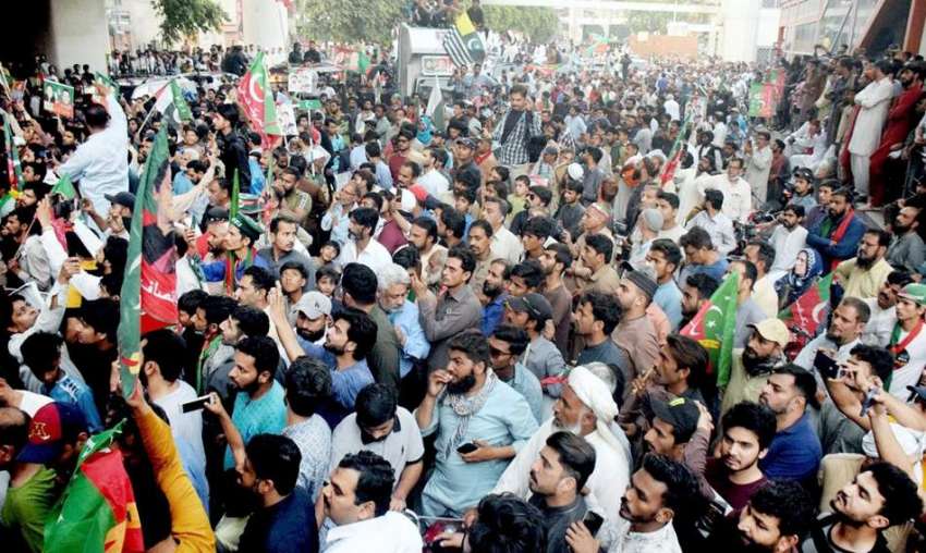 لاہور، تحریک انصاف کے کارکنان عدلیہ سے اظہار یکجہتی کیلئے ..