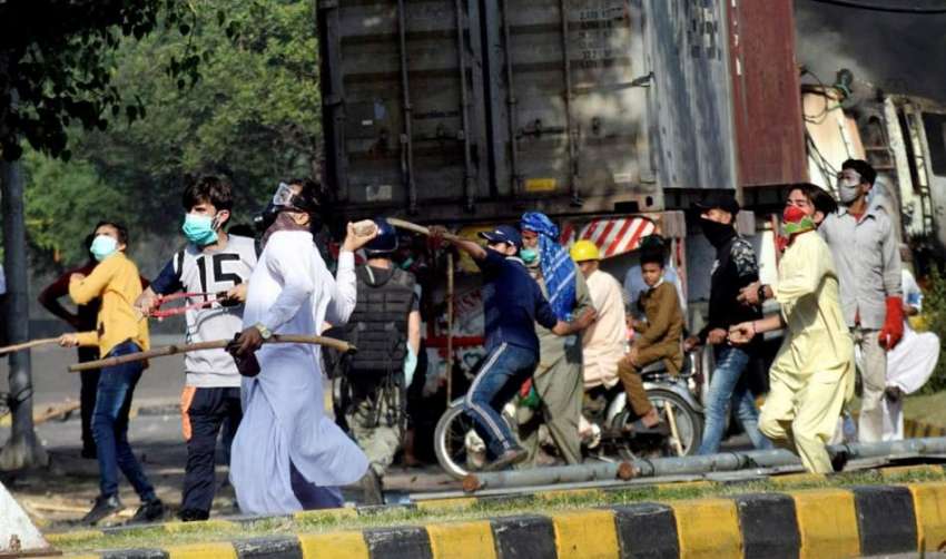 لاہور، تحریک انصاف کے مشتعل کارکنوں نے کینال روڈ پرپولیس ..