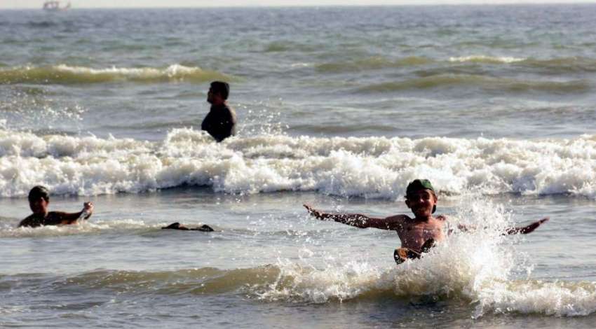 کراچی، بچے سی ویو پر گرمی میں سمندر کی لہروں سے لطف اندوز ..
