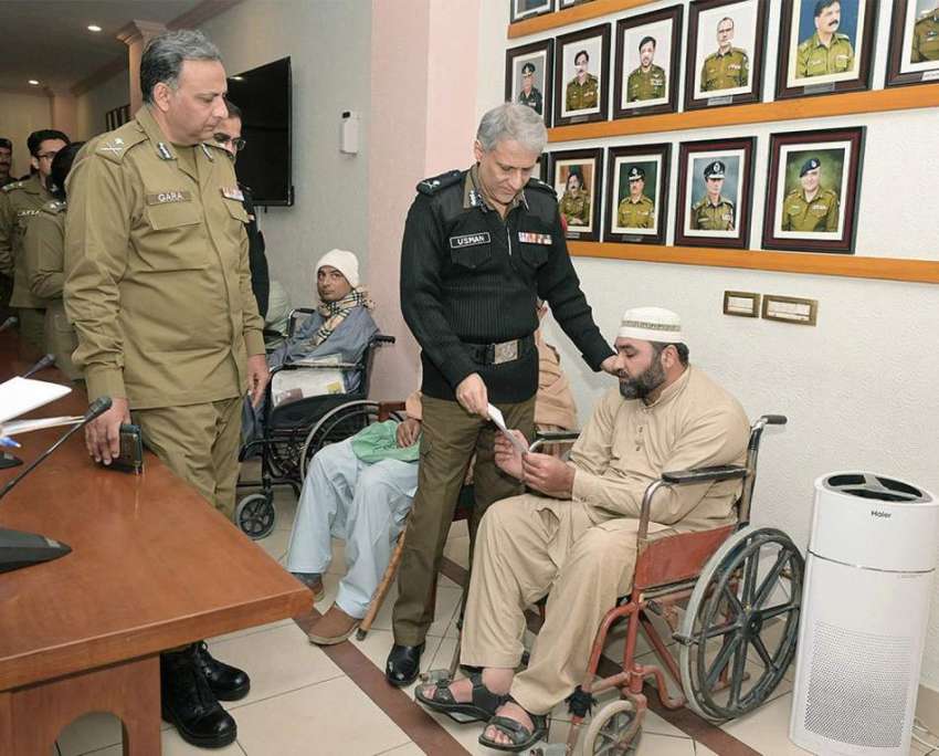 لاہور، آئی جی پنجاب ڈاکٹر عثمان انور سنٹرل پولیس آفس میں ..