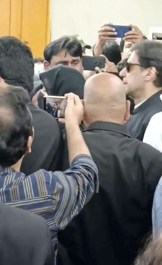 لاہور، تحریک انصاف کے چئیرمین عمران خان اور ان کی اہلیہ ..