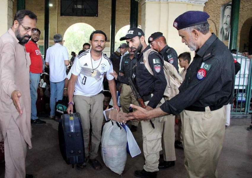 کراچی، لانڈھی جیل سے رہا ہونے والے بھارتی مچھیرے واہگہ کے ..