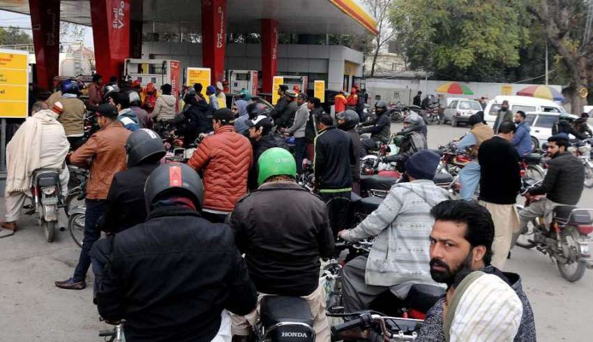 راولپنڈی، پیٹرول مزید مہنگا کے باعث پیٹرول پمپ پر عوام کی ..