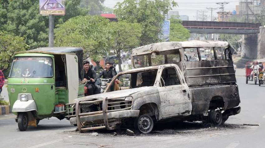 لاہور، تحریک انصاف کے مشتعل کارکنوں کی جانب سے گڑھی شاہو ..