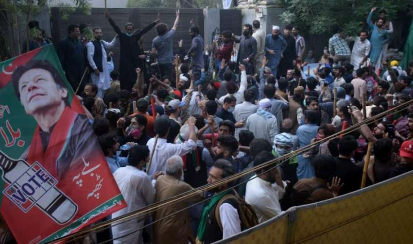 لاہور، تحریک انصاف کے کارکن زمان پارک میں عمران خان کی رہائشگاہ ..