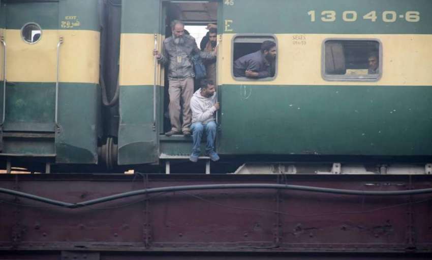 لاہور، ٹرین میں مسافر خطرناک طریقے سے سفر کر رہے ہیں جو کسی ..