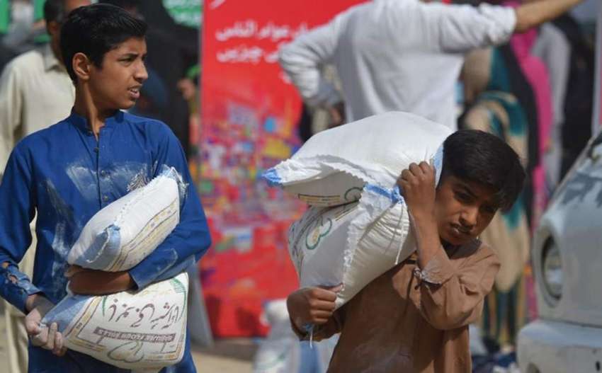 کراچی، گلشن اقبال میں لگے سستا بازار سے بچے آٹا لے کر جا ..