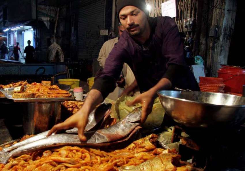 کراچی، سردی کے موسم میں مچھلی کی مانگ میں اضافے کے باعث ایک ..