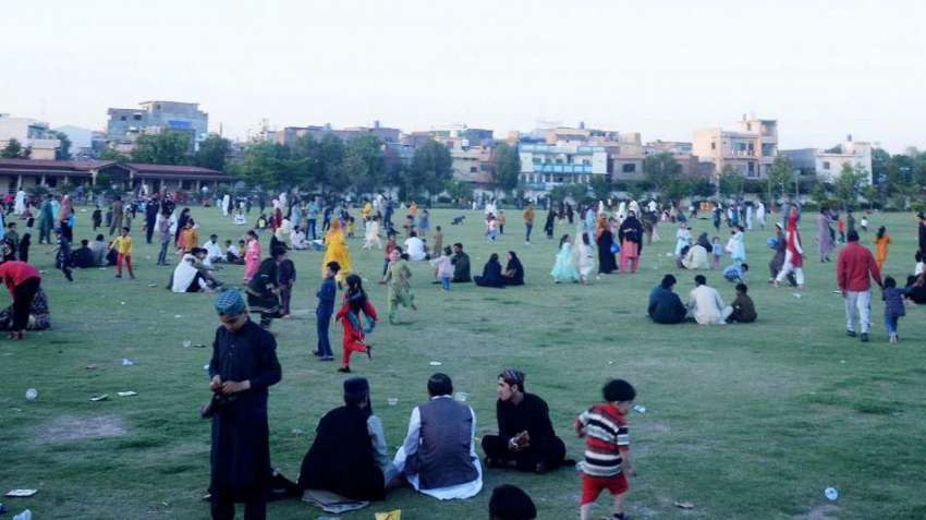 راولپنڈی، عید کے موقع پر راول روڈ پارک میں شہریوں کی بڑی ..