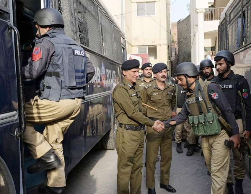 لاہور، آئی جی پنجاب ڈاکٹر عثمان انور پولیس کے تازہ دم دستے ..