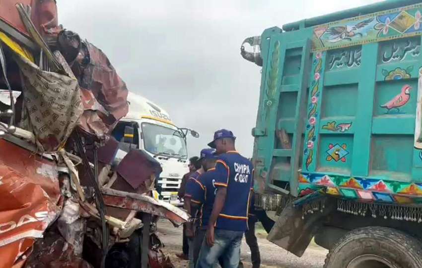 کراچی، نادرن بائی پاس کٹ کے قریب ٹریفک حادثے میں تباہ ہونے ..