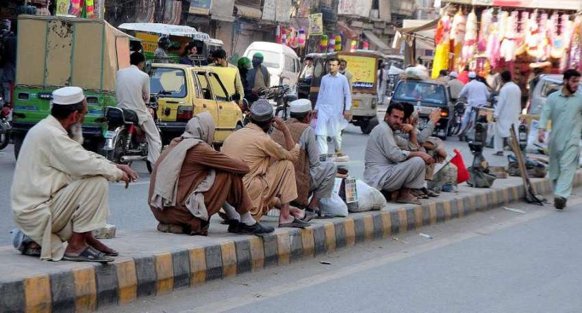 راولپنڈی، دیہاڑی دار مزدور کام کے انتظار میں بیٹھے ہیں۔