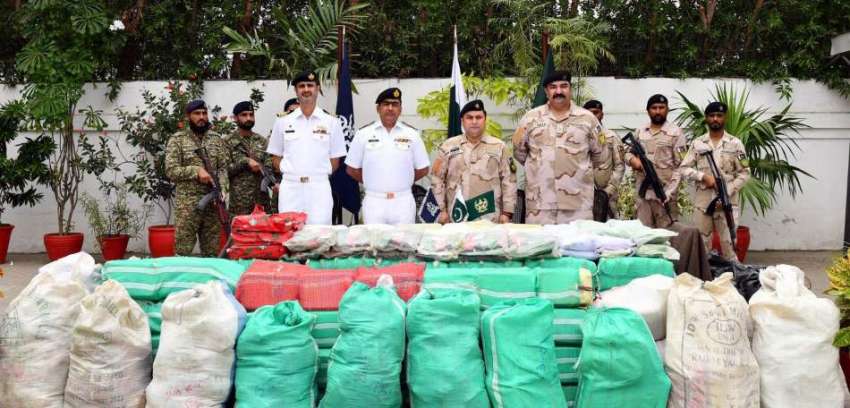 کراچی، پاک بحریہ کے حکام انسداد منشیات آپریشن کے دوران پکڑی ..