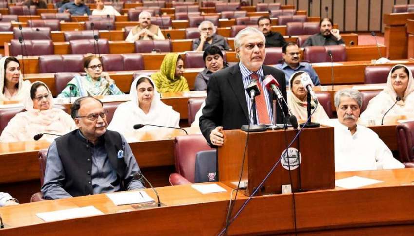 اسلام آباد، وزیر خزانہ اسحاق ڈار قومی اسمبلی میں بجٹ بحث ..