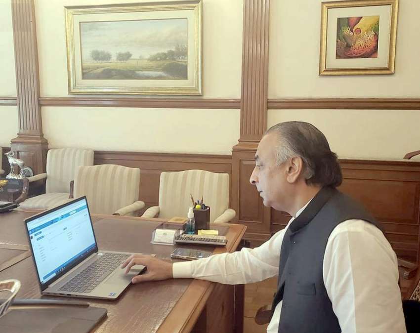 لاہور، چیف سیکرٹری پنجاب اپنے دفتر میں پیپر لیس ورکنگ سسٹم ..