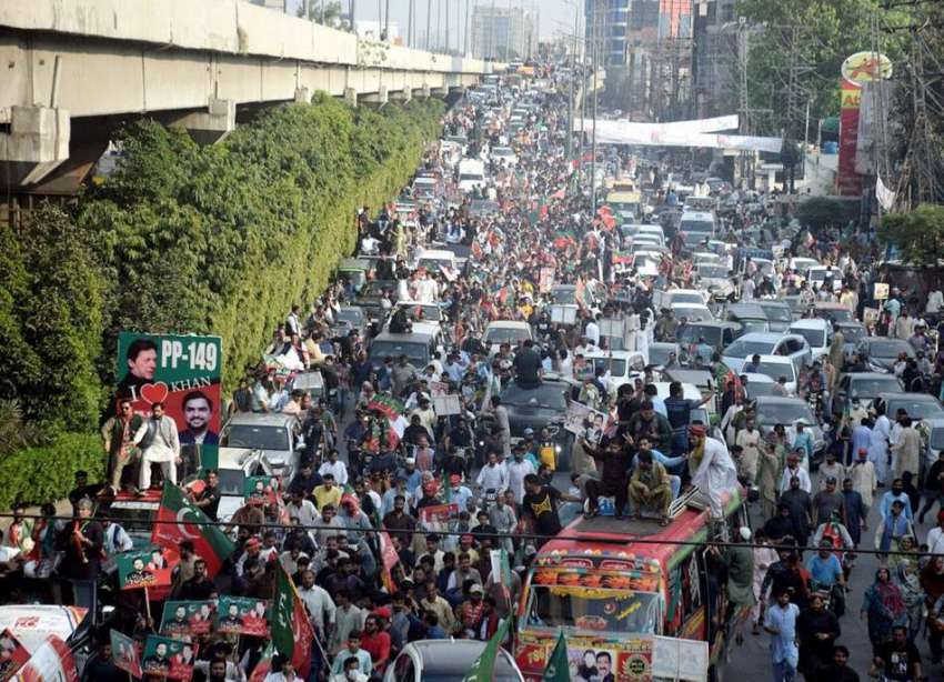 لاہور، تحریک انصاف کی ریلی فیروزپور روڈ سے گزر رہی ہے۔