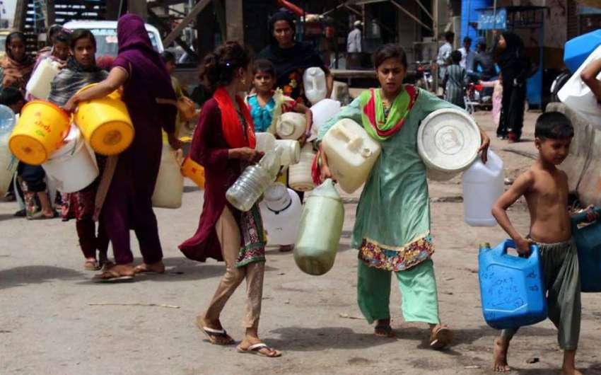 کراچی، کھڈا مارکیٹ میں پانی کی قلت کے باعث خواتین اور بچے ..