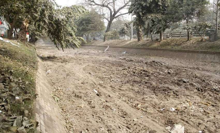 لاہور، سالانہ بھل صفائی کیلئے بندش کی وجہ سے نہر خشک پڑی ..