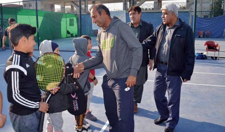 پشاور، پاکستان نمبر ون ٹینس سٹار عقیل خان کم عمر کھلاڑیوں ..