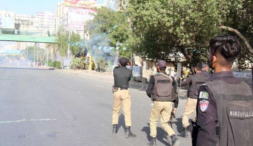کراچی، چئیرمین پی ٹی آئی عمران خان کی گرفتاری کیخلاف شاہراہ ..