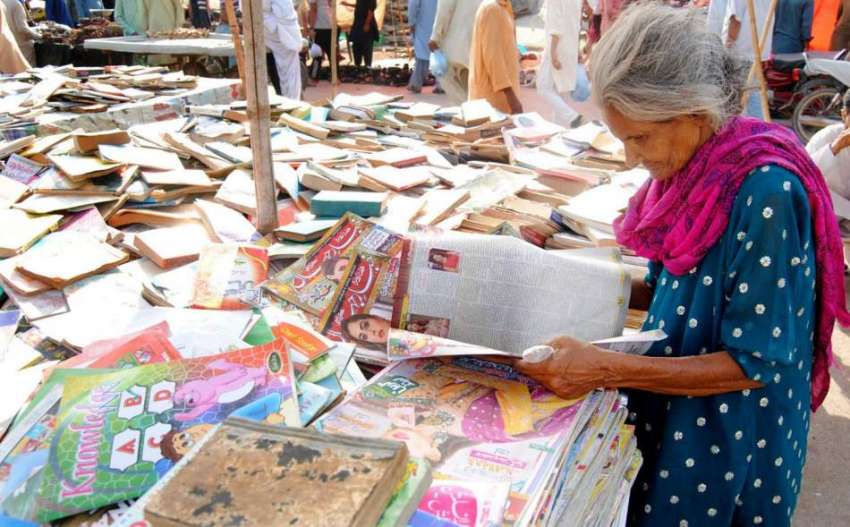 کراچی، یوپی اتوار بازار میں کتابوں کے ایک سٹال پر ضیعف العمر ..