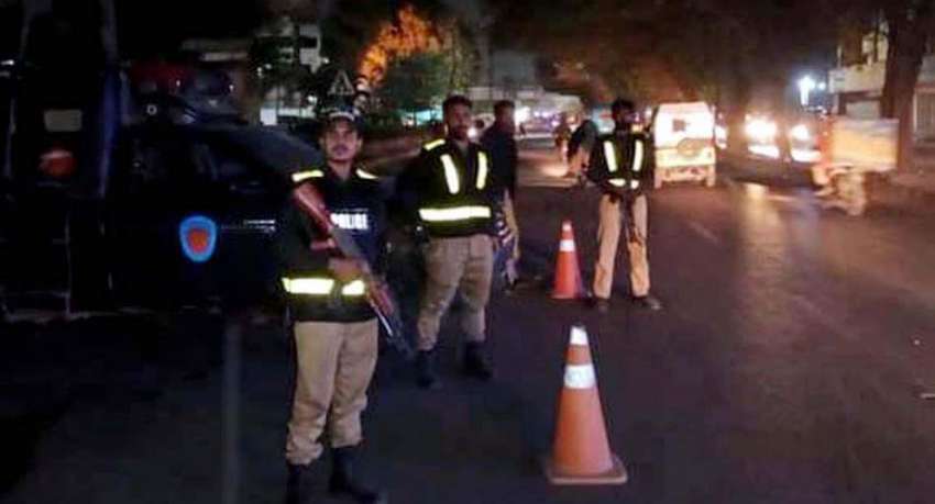 کراچی، کورنگی میں پولیس نے اسنیپ چیکنگ کیلئے علاقے کی ناکہ ..