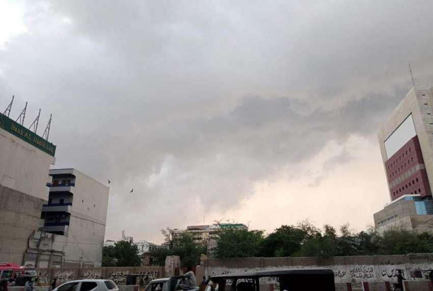 کراچی، شہر قائد میں بارش سے قبل ایم اے جناح روڈ پر آسمان ..