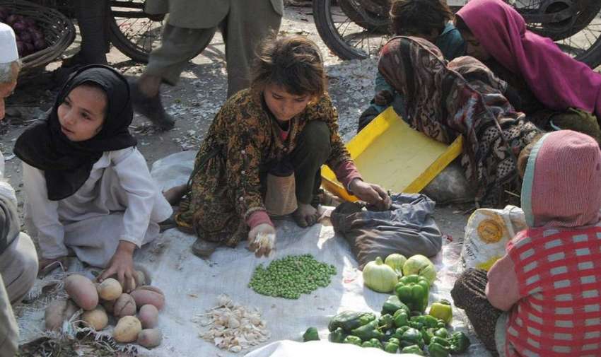 لاہور، خانہ بدوش بچیوں نے سبزی منڈی میں پھینکی گئی سبزیاں ..
