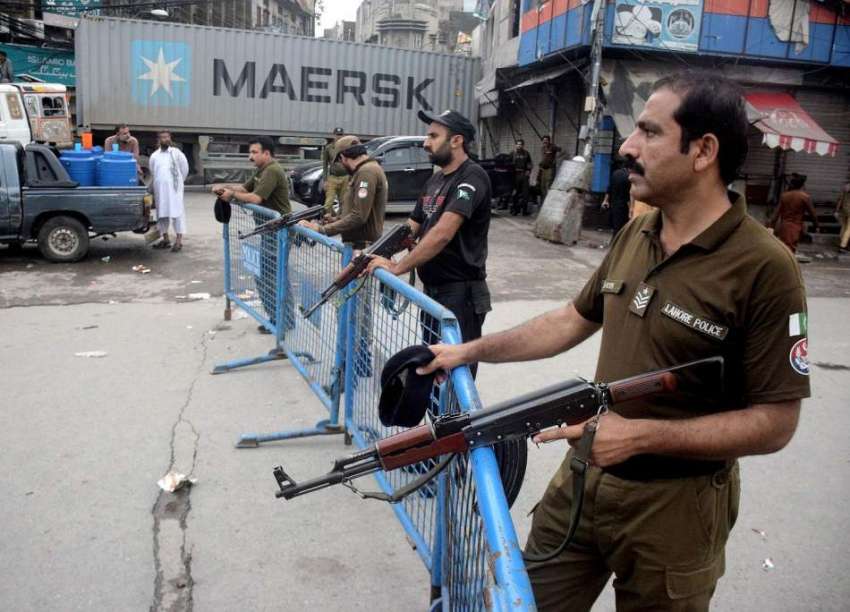 لاہور، پولیس اہلکار عاشورہ محرم کے مرکزی جلوس کے راستے میں ..
