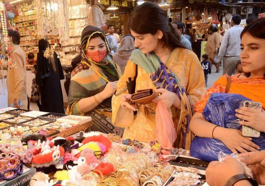 لاہور، خواتین عید کیلئے خریداری کر رہی ہیں۔