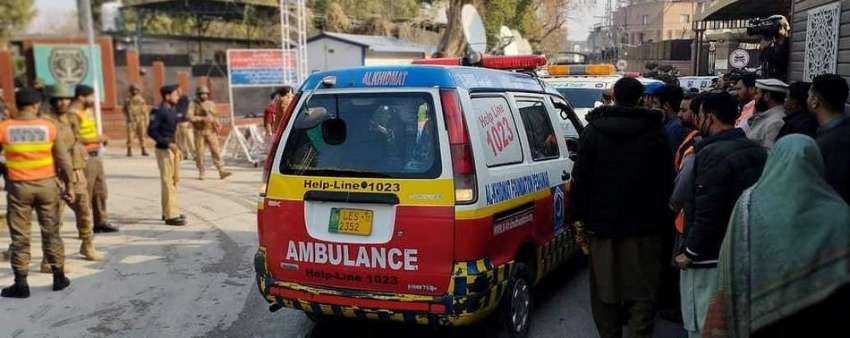 پشاور، پولیس لائن مسجد میں خودکش حملہ کے بعد زخمیوں کو ایمبولینس ..