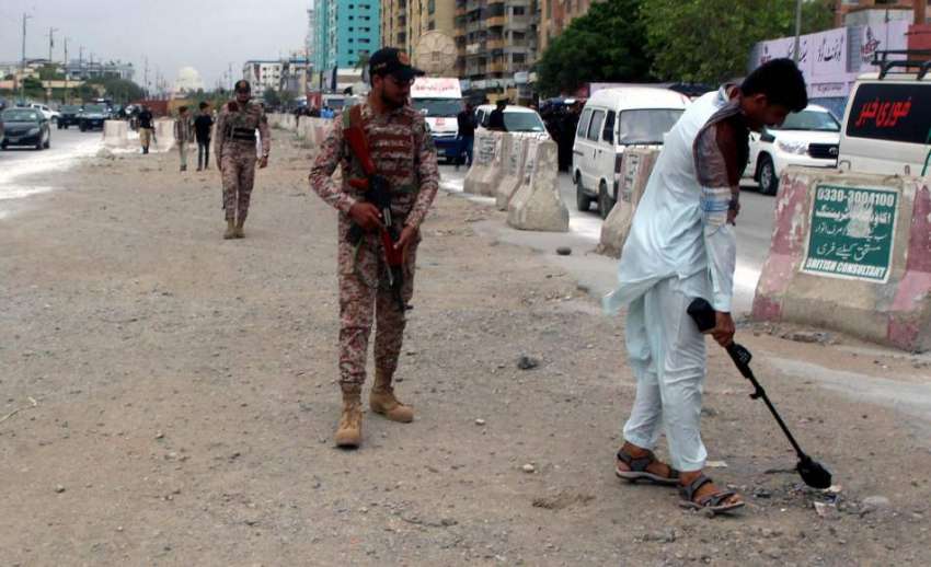 کراچی، 9 محرم الحرام کے جلوس سے قبل بم ڈسپوزل اہلکار راستہ ..