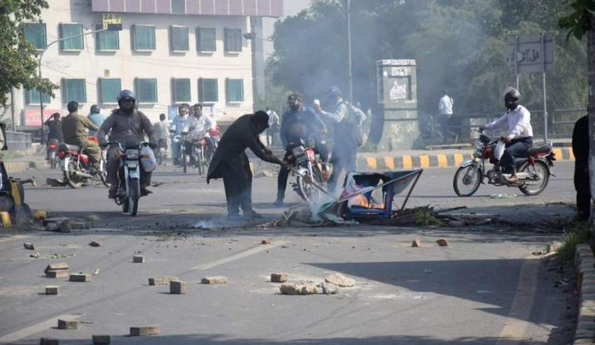 لاہور، تحریک انصاف کے کارکن زمان پارک کے قریب آگ لگا کر سڑک ..