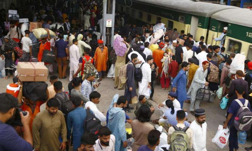 کراچی، کینٹ سٹیشن پر مسافر اپنے پیاروں کےساتھ عید منانے ..